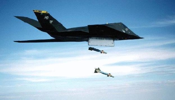 F-117A의 폭탄창에는 레이저 유도폭탄 2발이 탑재된다. / fas 갈무리