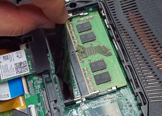 최대 32GB까지 확장할 수 있는 2개의 DDR4 메모리 슬롯. / 최용석 기자