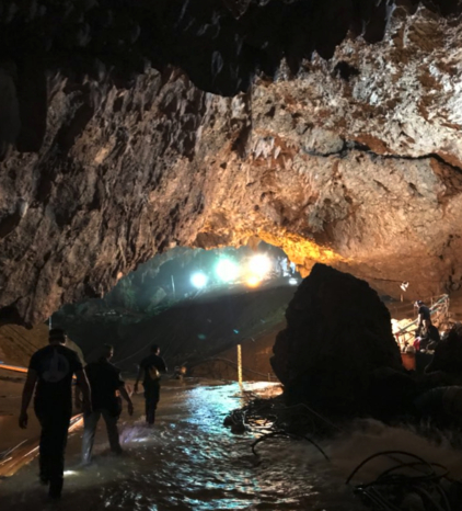 일론 머스크 테슬라 CEO가 태국 치앙마이주 탐루앙 동굴을 찾아 올린 사진. / 트위터 갈무리