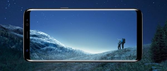 삼성전자가 2017년 출시한 갤럭시S8의 18.5대1 ‘인피니티 디스플레이'를 강조한 광고의 한 장면. / 삼성전자 제공