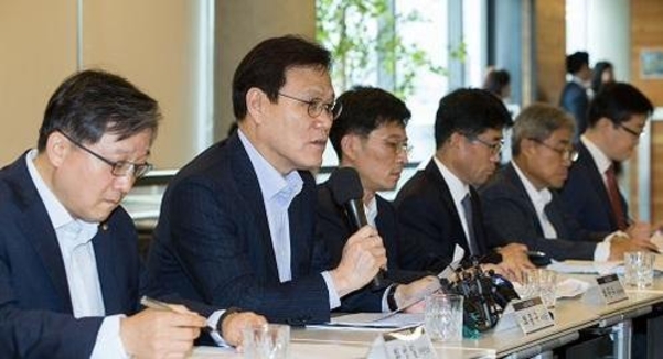 최종구 금융위원장(왼쪽 두 번째)이 18일 서울 강남구 디캠프에서 진행한 간담회에서 마이데이터 산업 도입방안을 논의하고 있다. / 조선DB