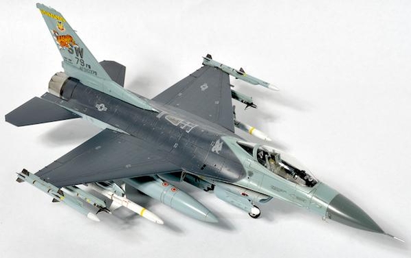 48분의 1스케일 F-16 전투기 모형. 무기를 주렁주렁 매단 모습이 멋있고 친서방 국가 공통의 전투기이기 때문에 인기가 높은 기체다. / 유승식