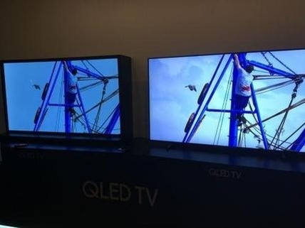 삼성전자가 2017년 1월 3일 미 라스베이거스에서 QLED TV(오른쪽) 신제품을 발표하며 OLED TV와 비교 시연한 모습. / IT조선 DB