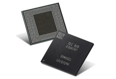 삼성전자 2세대 10나노급 모바일 16Gb LPDDR4X D램 패키지. / 삼성전자 제공