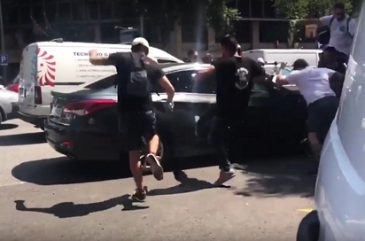 스페인 바르셀로나에서 카비피 차량을 공격하는 모습. / 유튜브 동영상 갈무리
