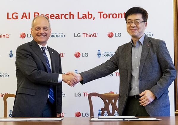  박일평 LG전자 CTO 사장(오른쪽)과 토론토대학교 메릭 저틀러 총장이 공동 AI 연구에 합의 후 악수하고 있다. / LG전자 제공