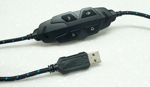 케이블 일체형 유선 리모컨과 USB 플러그. / 최용석 기자