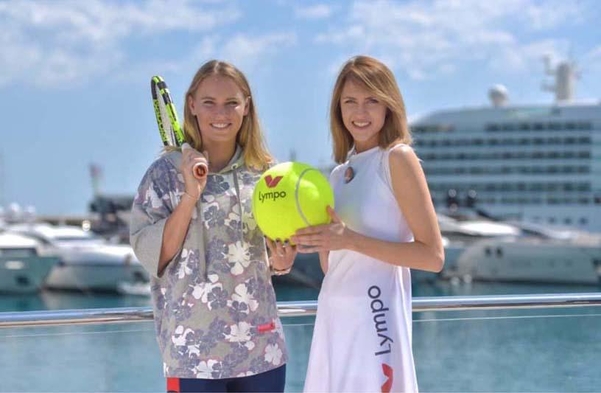여자 테니스 세계 랭킹 2위인 캐롤린 워즈니아키(왼쪽)가 림포 홍보대사를 맡은 후 아다 요뉴세 림포 CEO와 기념 촬영하고 있다.