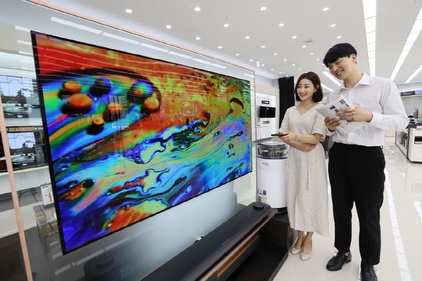 LG전자 모델이 서울시 영등포구에 위치한 LG 베스트샵 서울양평점에서 올레드 TV를 소개하고 있다. / LG전자 제공