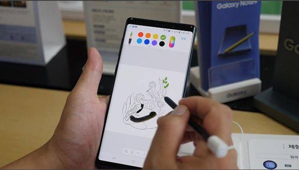 삼성전자 갤럭시노트9 스마트 S펜으로 색칠하기를 하는 모습. / 유진상 기자