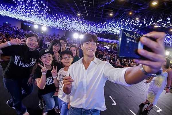  가수 김종국이 싱가포르에서 열린 갤럭시노트9 출시 행사에서 팬들과 기념사진을 찍고 있다. / 삼성전자 제공