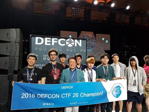  데프콘 CTF 26에서 우승을 차지한 한국대표팀의 모습. / 과기정통부 제공