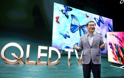 한종희 삼성전자 영상디스플레이사업부장이 4월 17일 삼성 서초사옥에서 2018년형 QLED TV를 소개하고 있다. / 삼성전자 제공