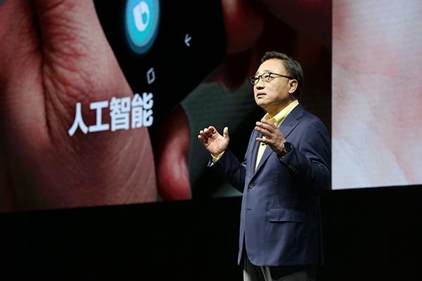  고동진 삼성전자 사장이 중국 발표회장에서 갤럭시노트9을 소개하고 있다. / 삼성전자 제공