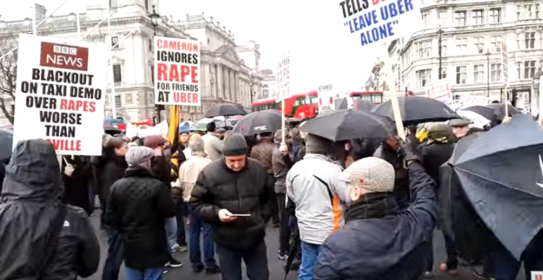 런던에서 블랙캡(런던 택시) 운전자가 우버 퇴출 시위를 하는 모습. / 유튜브 영상 갈무리