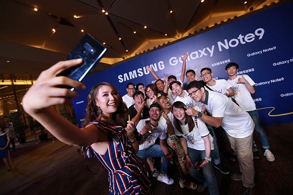  태국 방콕의 초대형 쇼핑몰 시암 파라곤에서 진행된 갤럭시노트9 출시 행사에 참석한 소비자들이 제품을 체험하고 있다. / 삼성전자 제공