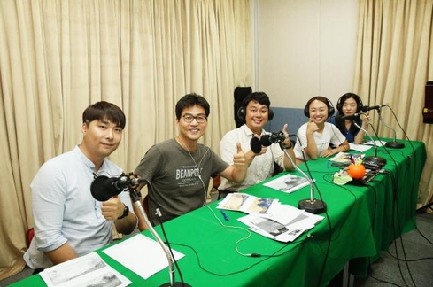 SK텔링크 임직원이 17일 서울 양천구에 위치한 한 스튜디오에서 목소리 재능기부를 위한 녹음을 하고 있다. / SK텔링크 제공