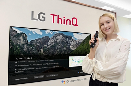LG전자 모델이 'LG 올레드 TV AI 씽큐'에 탑재된 구글 어시스턴트를 이용해 독일 지도 정보를 검색하고 있다. / LG전자 제공