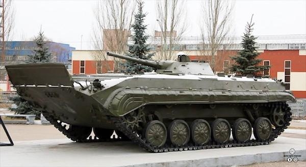 구소련의 BMP-1 보병전투차. 보병전투차의 선구적인 존재로 전 세계에 큰 충격을 주었다. 주무장으로 73㎜ 포를 장비하고 있다. / 구글 갈무리