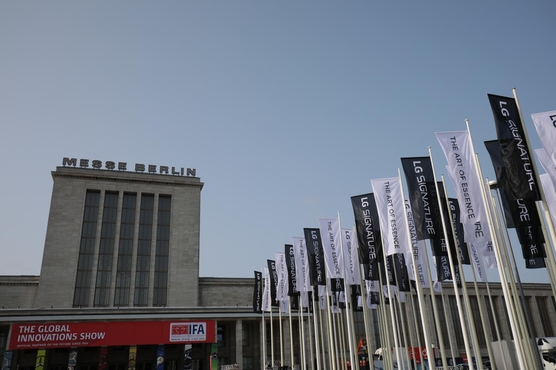 ‘IFA 2018’ 행사장 ‘메세 베를린(Messe Berlin)’ 입구에 설치된 ‘LG 시그니처’ 깃발 광고. / LG전자 제공