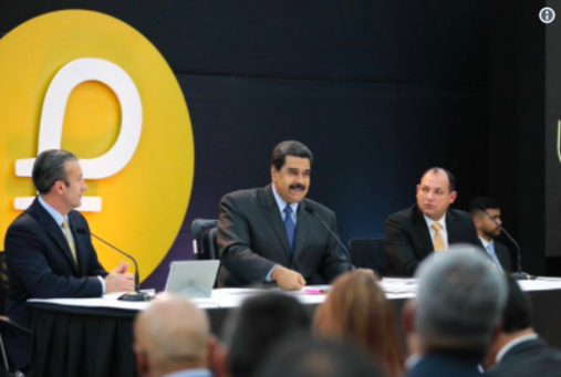 국가 주도로 가상화폐 ‘페트로’를 발행할 것이라고 2월 21일(현지시각) 발표하고 있는 니콜라스 마두로 베네수엘라 대통령(중간). / 트위터 갈무리