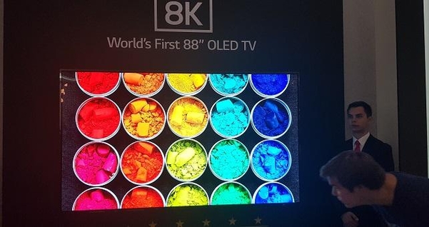 8월 31일(현지시각) 독일 베를린에서 열린 유럽 최대 가전전시회 ‘IFA 2018’에서 LG전자가 1일 공개한 8K 해상도(7680X4320) 88인치 올레드(OLED) TV. / 이광영기자