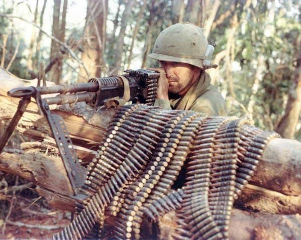 2차대전후 미군의 제식 GPMG로 등장한 M60 기관총. 여러가지 결함에도 불구하고 베트남전 미군을 상징하는 기관총으로 널리 사용되었다. / 구글 갈무리