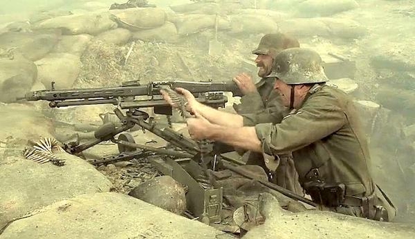 3각대에 실어 중기관총으로 사용되는 MG42. 영화 ‘철십자훈장’의 한 장면으로서, 경기관총인 MG42가 중기관총으로 변신하고 있다. / 에미 갈무리