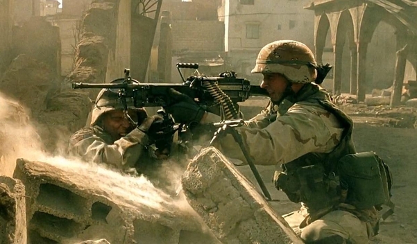 미군의 현대 분대지원 기관총 M249 미니미. 각 분대당 2정이 지급되고 있다. 사진은 영화 ‘블랙호크다운의 한 장면이다. / 콜롬비아픽처스 제공