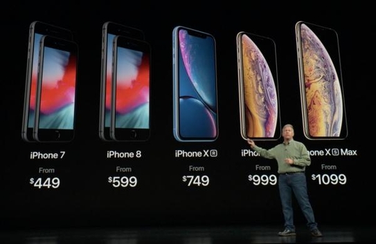 애플 신제품 발표회에서 모델별 가격을 공개하는 모습. / 애플 신제품 발표회 생중계 갈무리