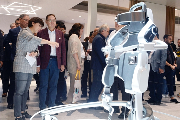 IFA 2018 행사장에서 클로이 수트봇 신제품 콘셉트 모델을 보고 있는 조성진 LG전자 부회장. / LG전자 제공