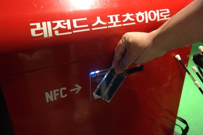 레전드 히어로즈 NFC 카드를 태그하는 모습. / 김민정 인턴기자