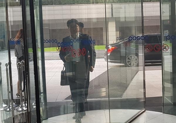 최정우 포스코 회장이 17일 서울 강남구 대치동에 위치한 포스코 사옥으로 출근하고 있다. / 이광영기자
