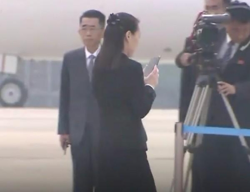 김여정 부부장이 수행 중 이선에서 이동하면서 스마트폰을 확인하고 있다. / 평양 정상회담 생중계 갈무리