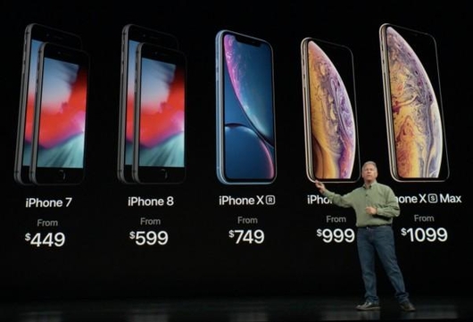 9월 12일(현지시각) 열린 애플 신제품 발표회에서 소개된 새로운 아이폰 가격 정책. / 애플 라이브 중계 갈무리.