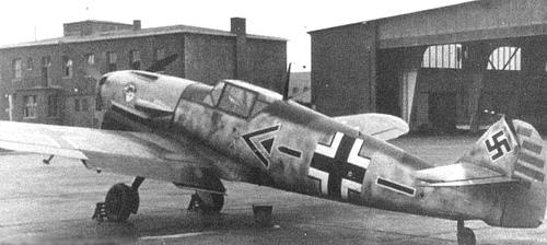 묄더스가 탑승했던 Bf109F형 기체. 꼬리날개에 격추마크를 그려넣고 있다. 이러한 에이스 탑승기의 색상과 마크는 비행기 프라모델을 만드는데 있어서 가장 큰 매력이다. / 독일 공문서관 갈무리
