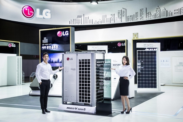 LG전자 모델이 2일 일산 킨텍스에서 열린 2018 대한민국 에너지대전에서 '사무 환경 솔루션'을 소개하고 있다. / LG전자 제공