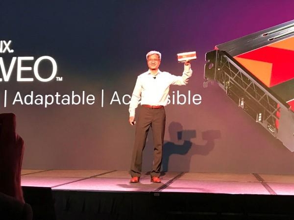 빅터 펭 자일링스 CEO가 XDF 2018 기조연설 중 새로운 가속기 카드 포트폴리오 ‘알비오'를 선보이고 있다. / 노동균 기자