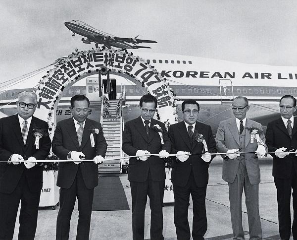 1973년 5월 16일, 보잉 747점보기의 태평양 노선 취항식에서 조중훈 한진그룹 조중훈(오른쪽 세번째) 창업주가 정∙재계 인사와 테이프 커팅을 하는 모습. / 대한항공 제공