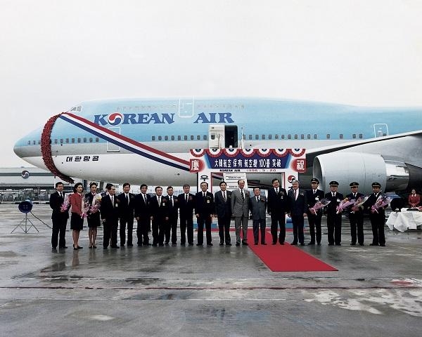 1995년 3월 24일 대한항공이 100번째로 보유하게 된 항공기인 보잉 747-400을 배경으로 관계자가 기념 촬영을 하고 있는 모습. / 대한항공 제공