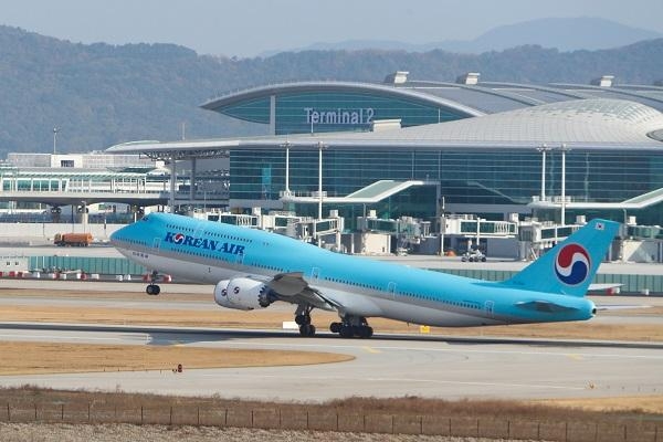 보잉747-8i 항공기가 인천공항 제2여객터미널을 배경으로 이륙하는 모습. / 대한항공 제공