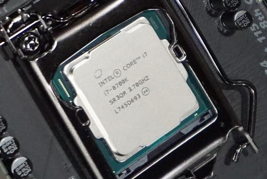 인텔 8세대 코어 i7-8700K 프로세서. / 조선일보DB