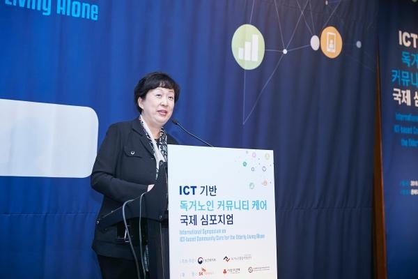 ’ICT 기반 독거노인 커뮤니티 케어 국제 심포지엄’에서 박영란 강남대학교 실버산업과 교수가 ‘한국형 ICT 기반 독거노인 돌봄서비스 모델 개발'을 주제로 발표하고 있다. /보건복지부 제공