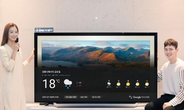 LG전자 모델이 올레드 TV AI 씽큐에 적용된 구글 어시스턴트 한국어 서비스를 선보이고 있다. / LG전자 제공