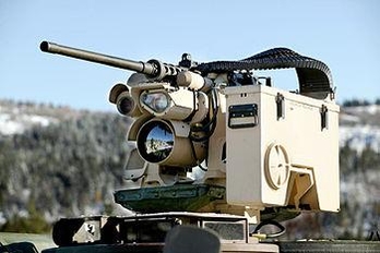 최근 차내에서 사격할 수 있는 리모트 웨펀 시스템의 보급이 확대되고 있다. 사진은 미군의 M1A2에 장비된 리모트 웨펀 시스템으로 12.7㎜ 기관총을 장비하고 있다. / 미육군 제공