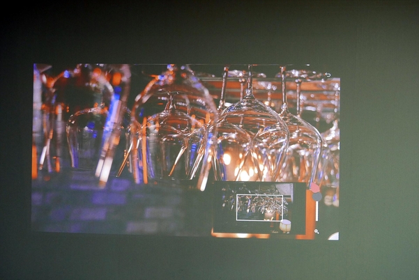 LG전자 시네빔 레이저 4K로 고화소 사진을 확대 감상하는 장면. / 차주경 기자