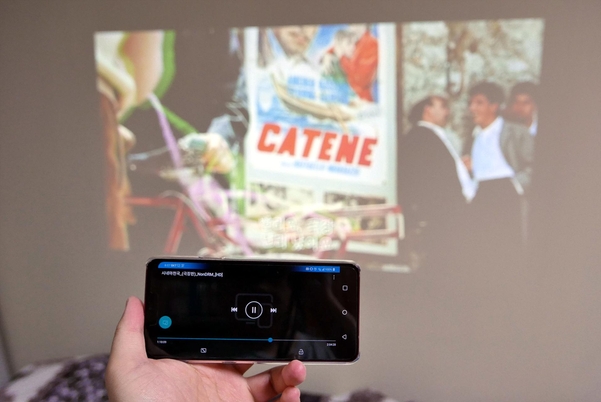 LG전자 시네빔 레이저 4K로 스마트폰 스크린 셰어링을 이용하는 장면. / 차주경 기자