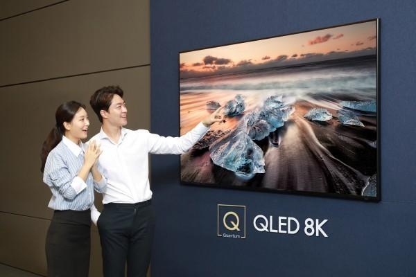삼성전자 모델이 8K QLED TV를 소개하고 있다. / 삼성전자 제공