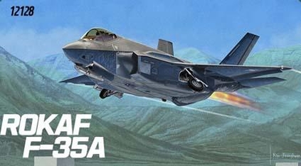 32분의 1 스케일의 F-35A 스텔스 전투기 한국공군형. 현재 미국에서 적응훈련 중인 한국공군의 기체 마크가 들어있다. / 아카데미과학 갈무리