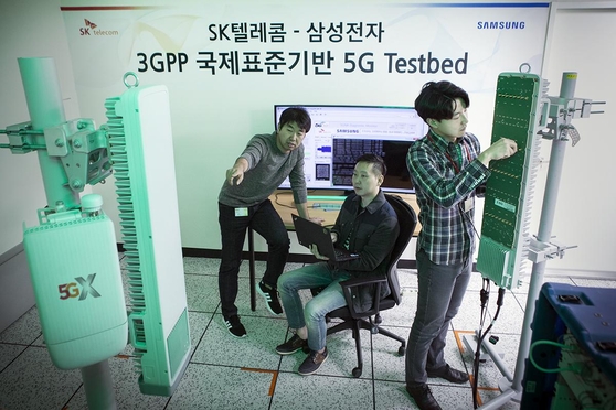 삼성전자와 SK텔레콤이 상용장비를 통한 5G ‘퍼스트콜’을 진행하는 모습. / SK텔레콤 제공
